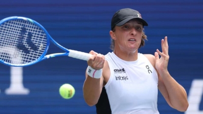 US Open: Swiatek storms through