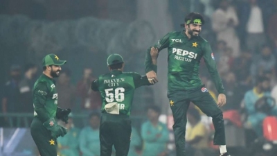 Pakistan reach tri-series final