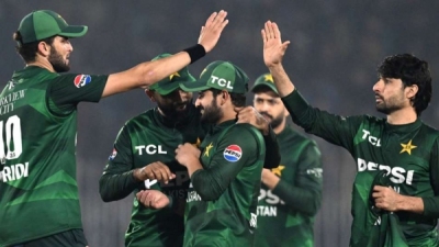 Pakistan clinch tri-series title