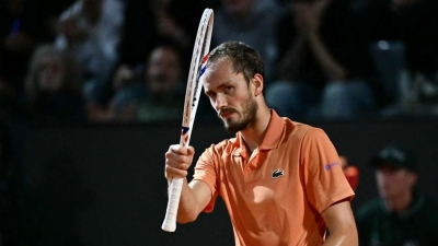 Medvedev into Italian Open SFs