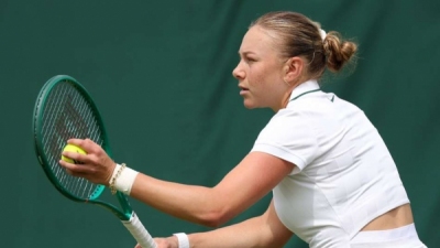 Anisimova advances at Wimbledon
