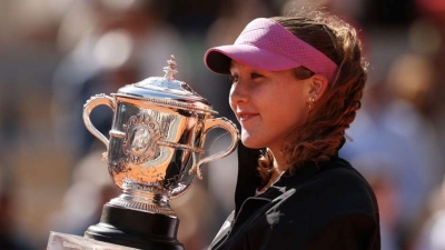 Andreeva roars to French Open glory