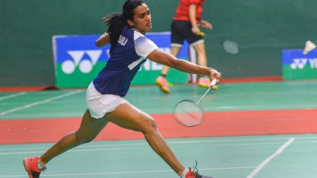 Singapore Open: Sindhu reaches semis, Saina ousted